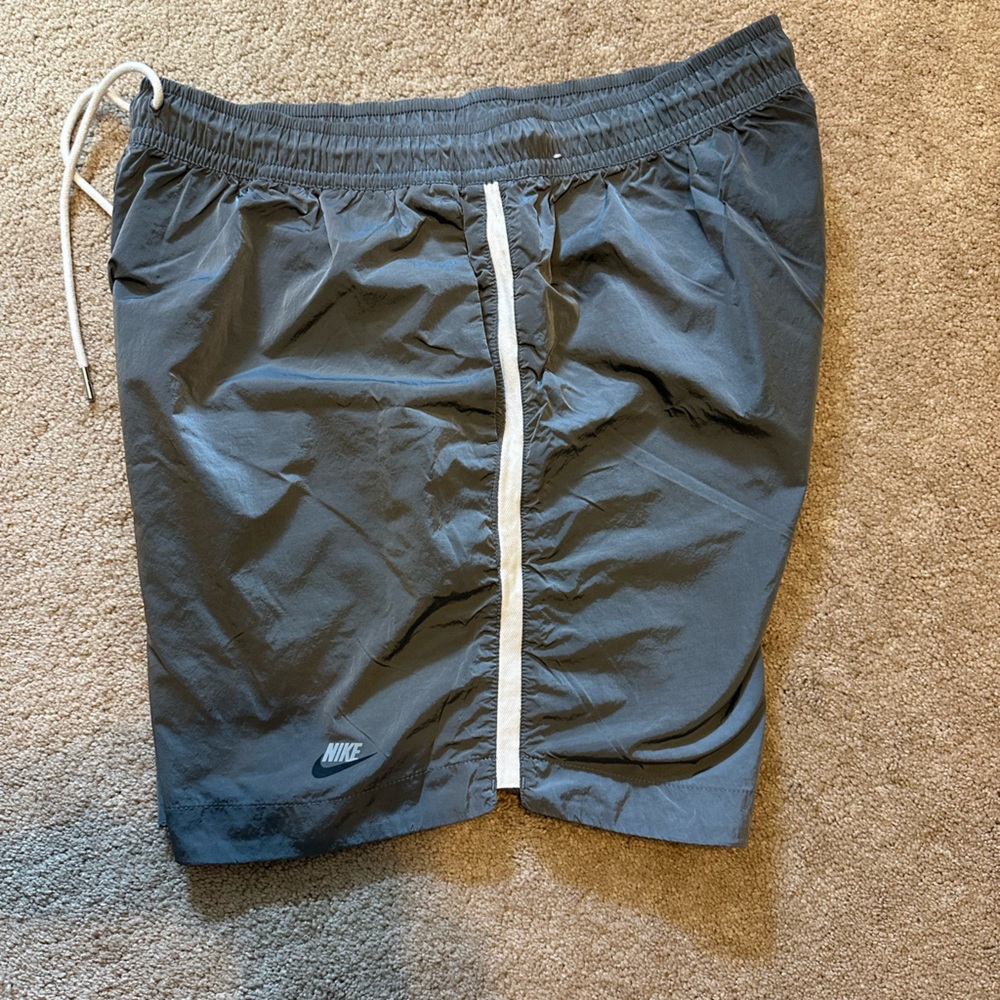 Nike Sportswear Essentials running shorts SIZE L WORN 1 time